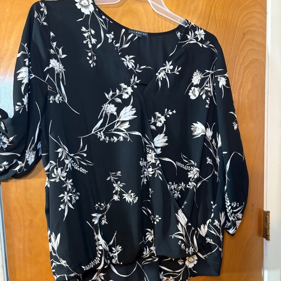 Woman’s blouse - Picture 1 of 1